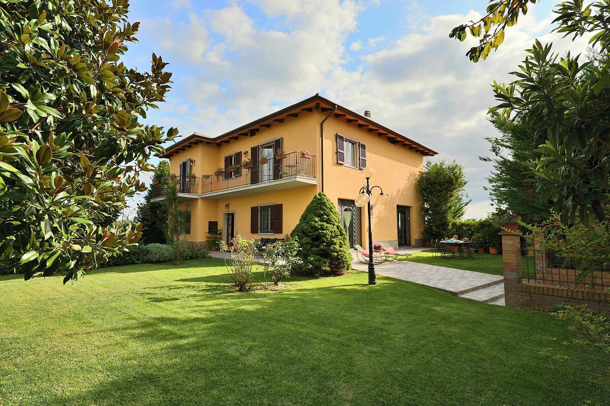 Country house with view over San Gimignano hills