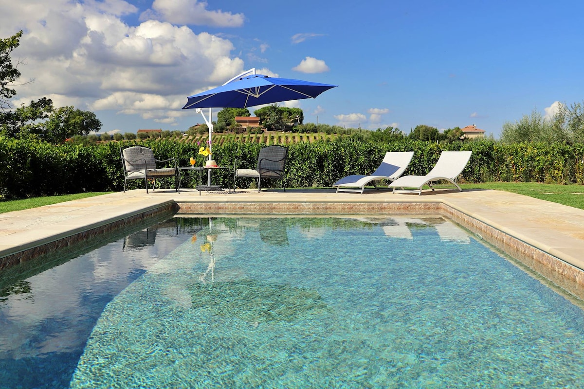 Country house with view over San Gimignano hills