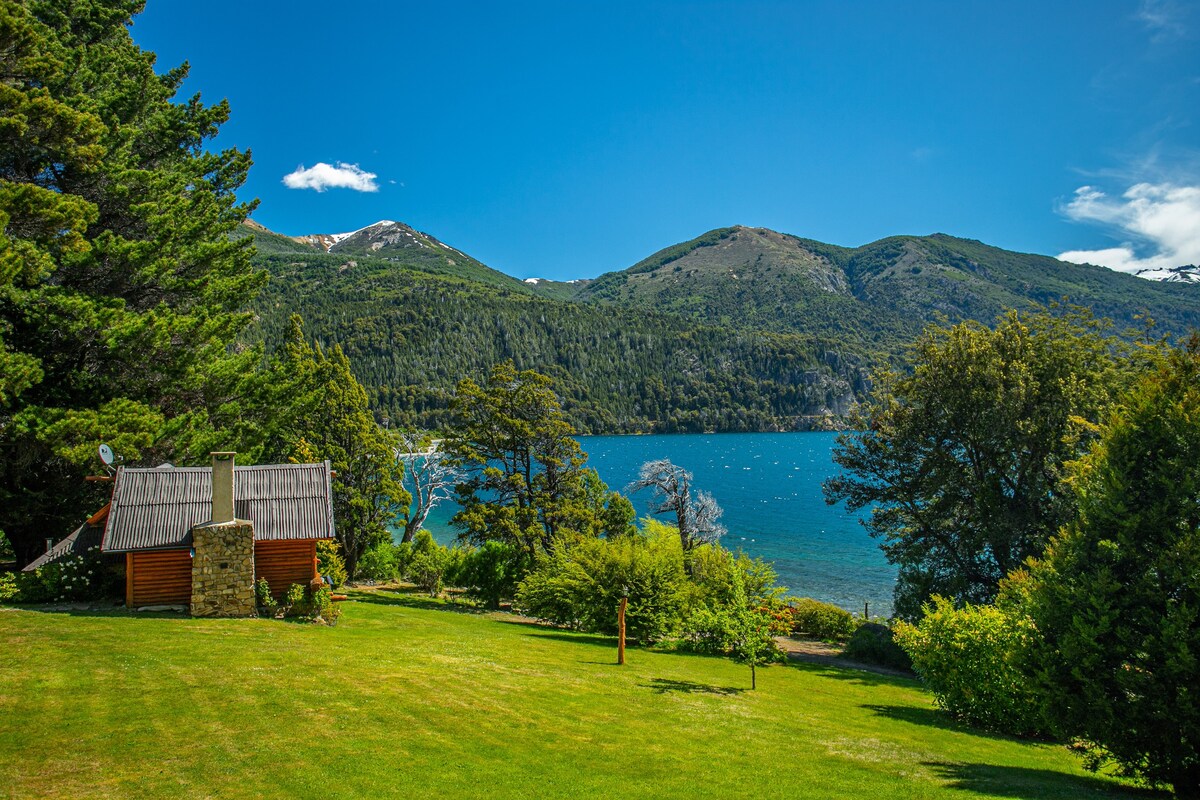 Villa Labrador a orillas del lago. Cabaña LENGA