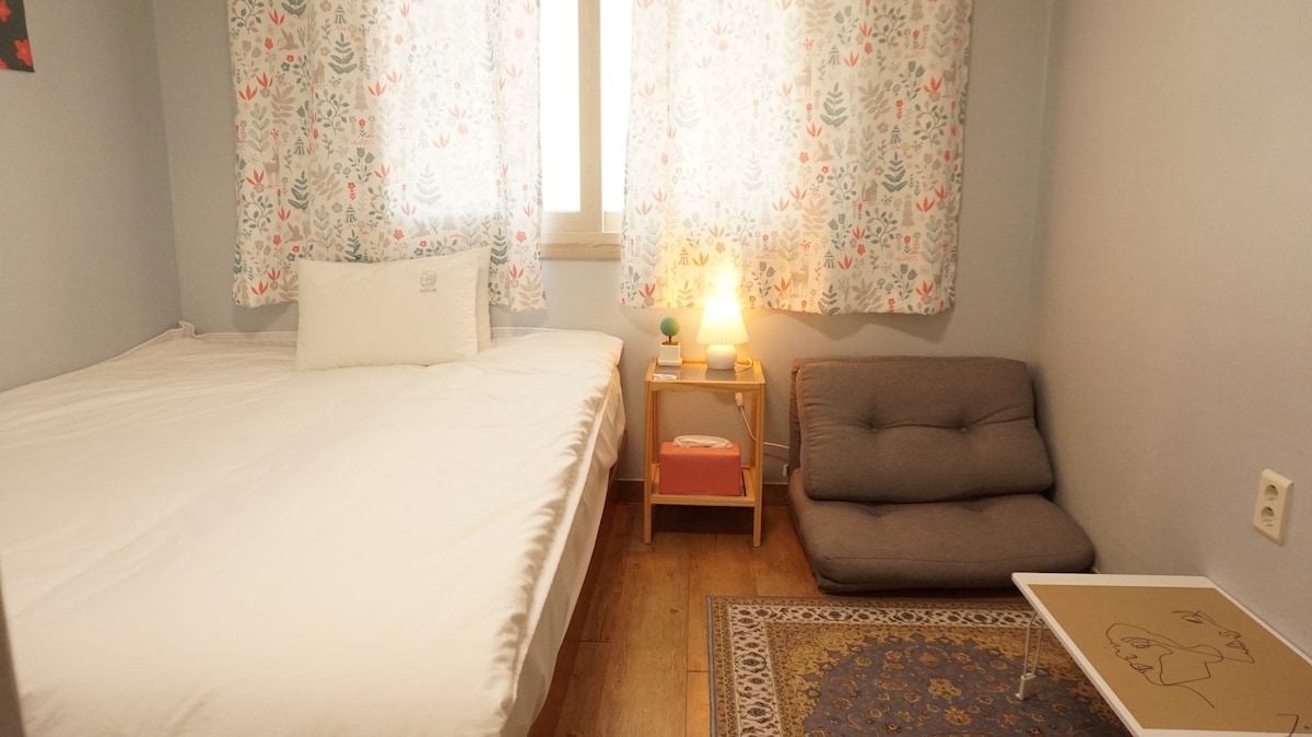 [CheongChun Hostel2B]在Hwangnidan-gil前面！ ！ Daereungwon景观！ ！舒适漂亮的标准双人床卧室