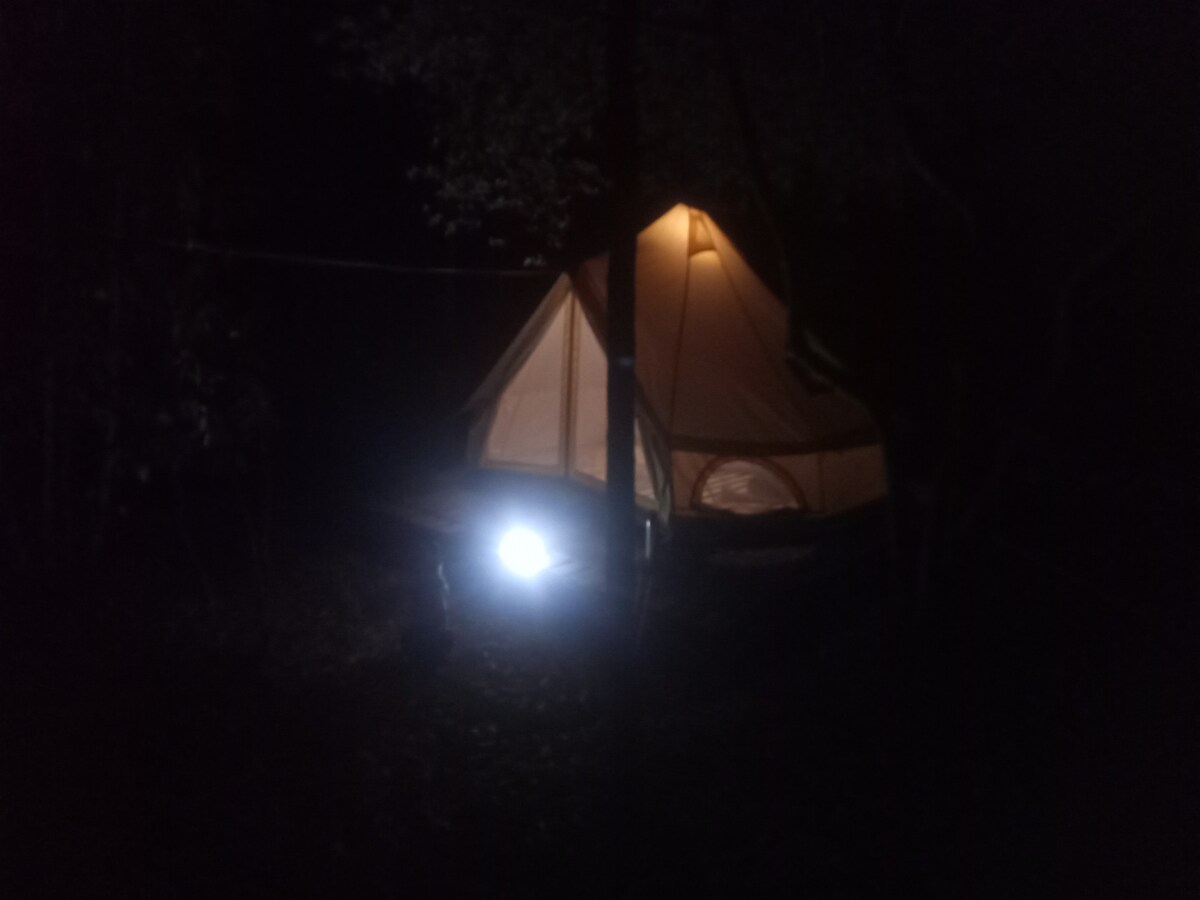 豪华露营帐篷中的夜晚