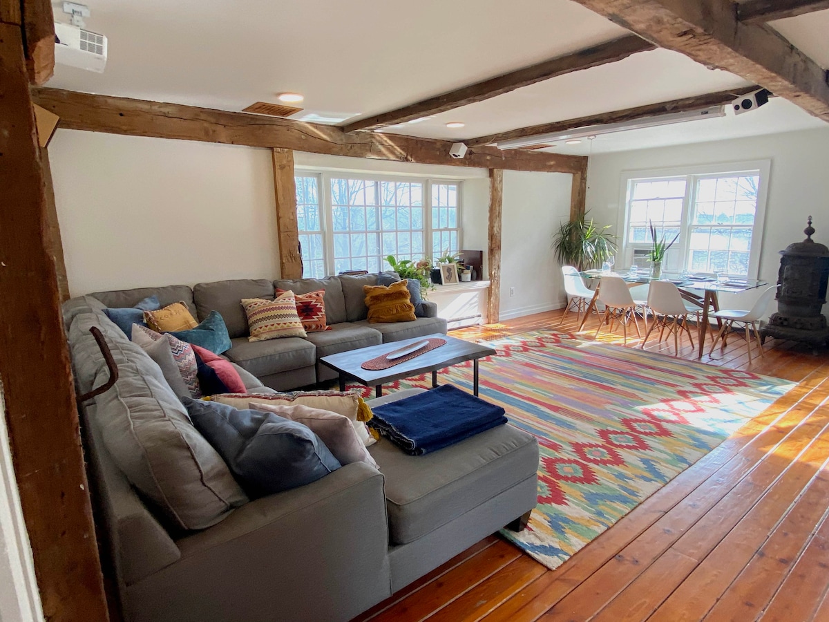 Modern carriage house beautiful views - Sleeps 6