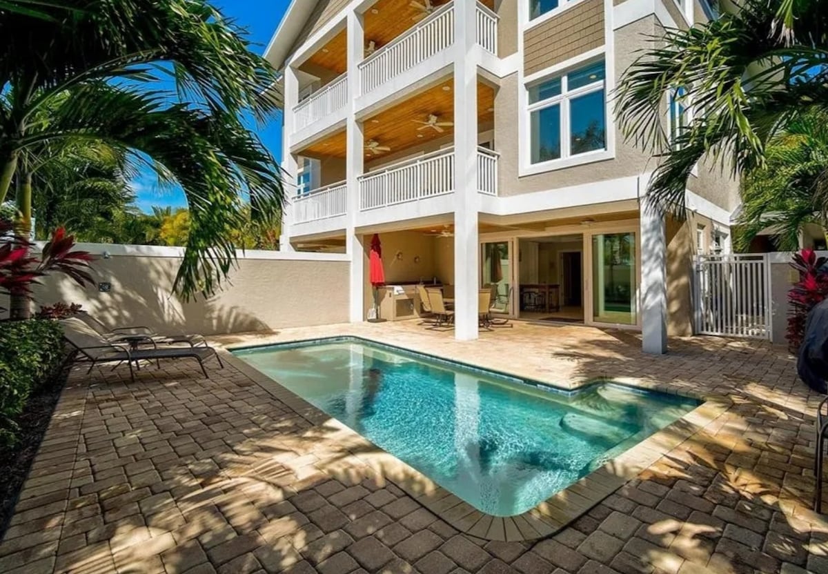 *Private beach access-heated pool-great location!
