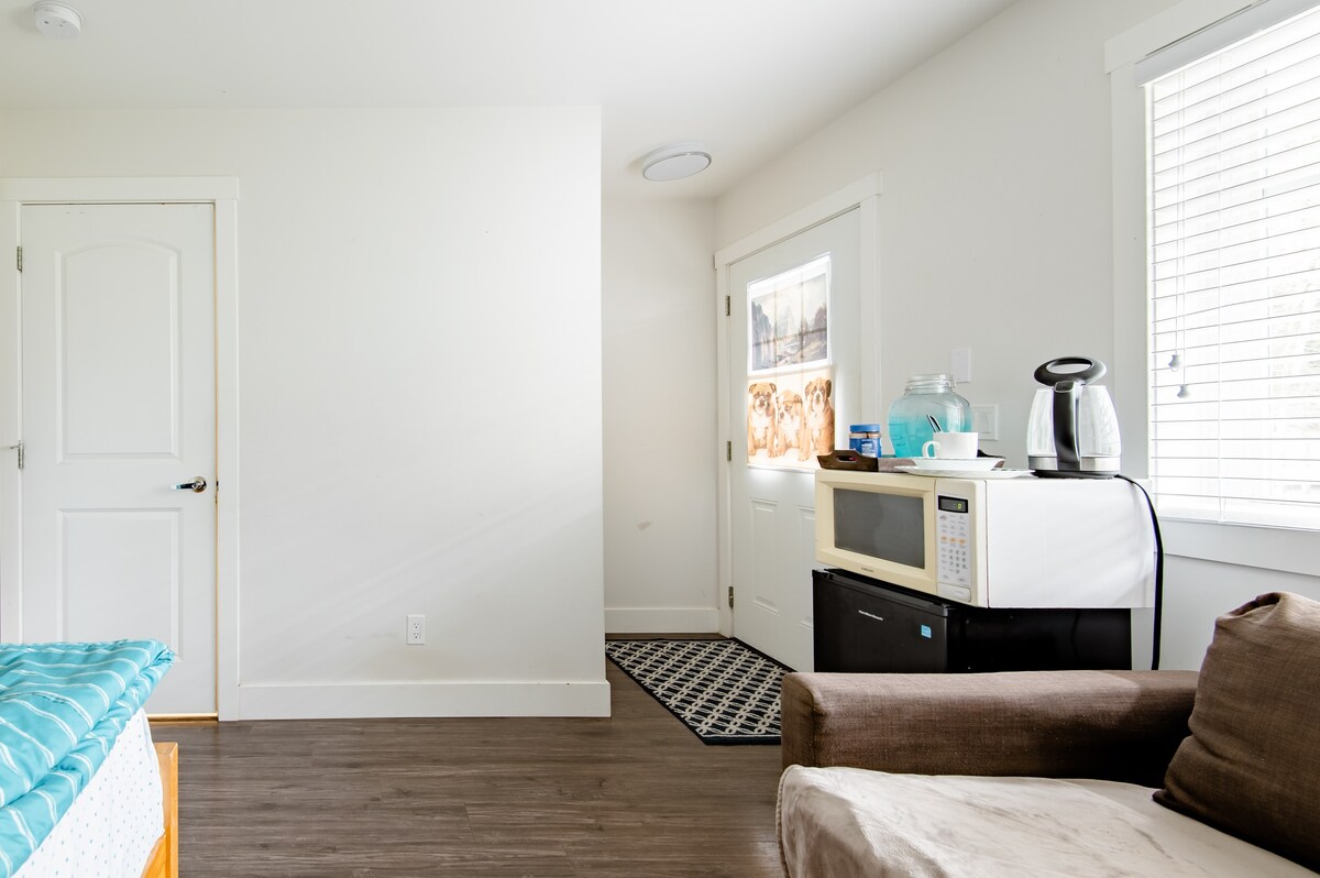 单间公寓配备独立卫生间和入口。