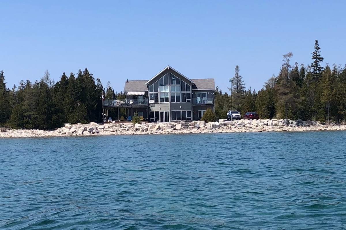 Tamarack by the Bay - Waterfront Cottage