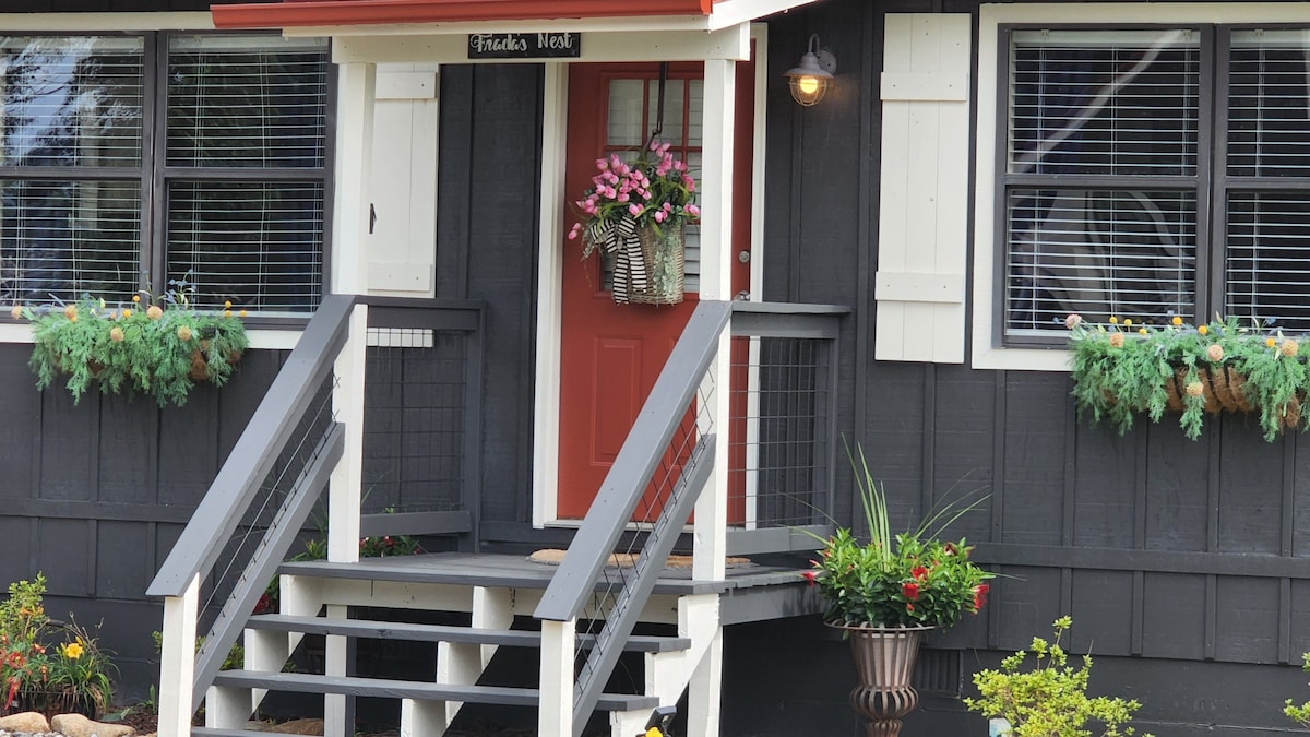 In-Town Creekside Luxury Cottage, The Nook