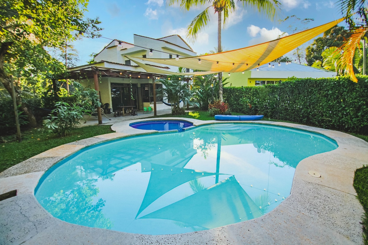 Casa Caracol ，设有9张床和游泳池，位于Rio Dulce ，设有9张床和游泳池，位于