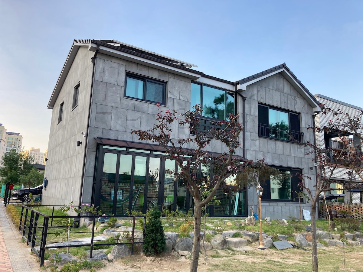 Joy House with Sol Forest Park （ Goun-dong Mannam 1buk-ro, Sejong-si ）