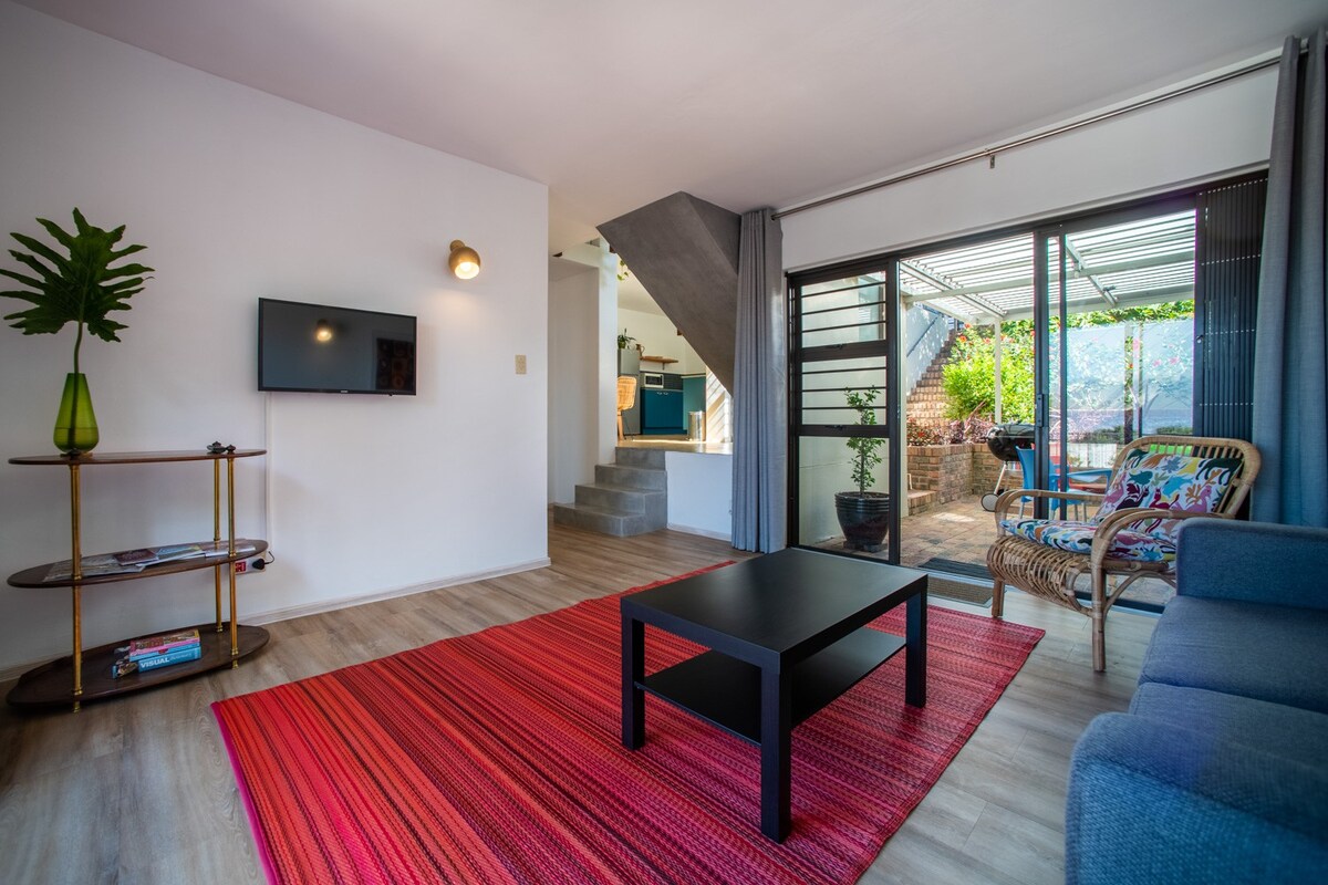 Idyllic: Townhouse, garden & views, Somerset West