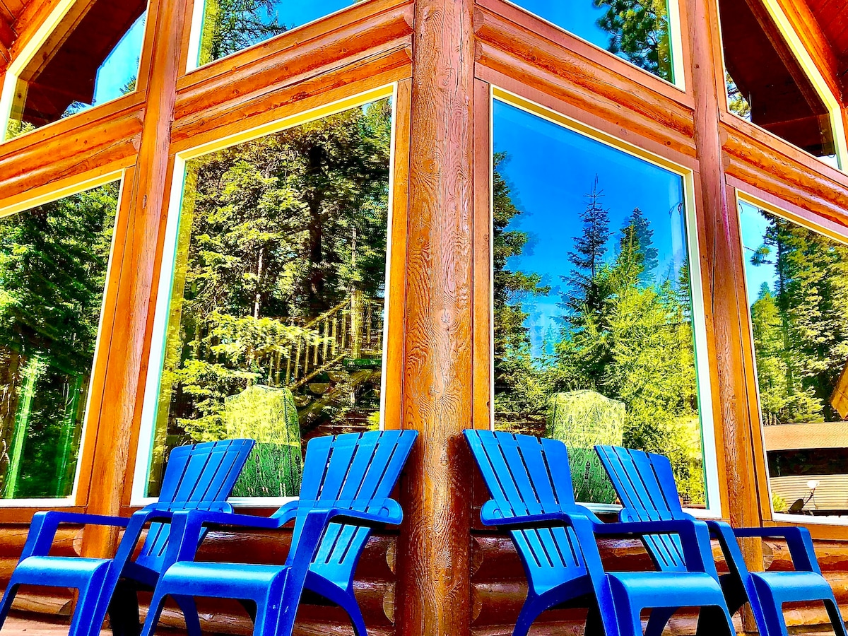 Spacious Log Cabin on 2 Acres Near Tamarack Resort