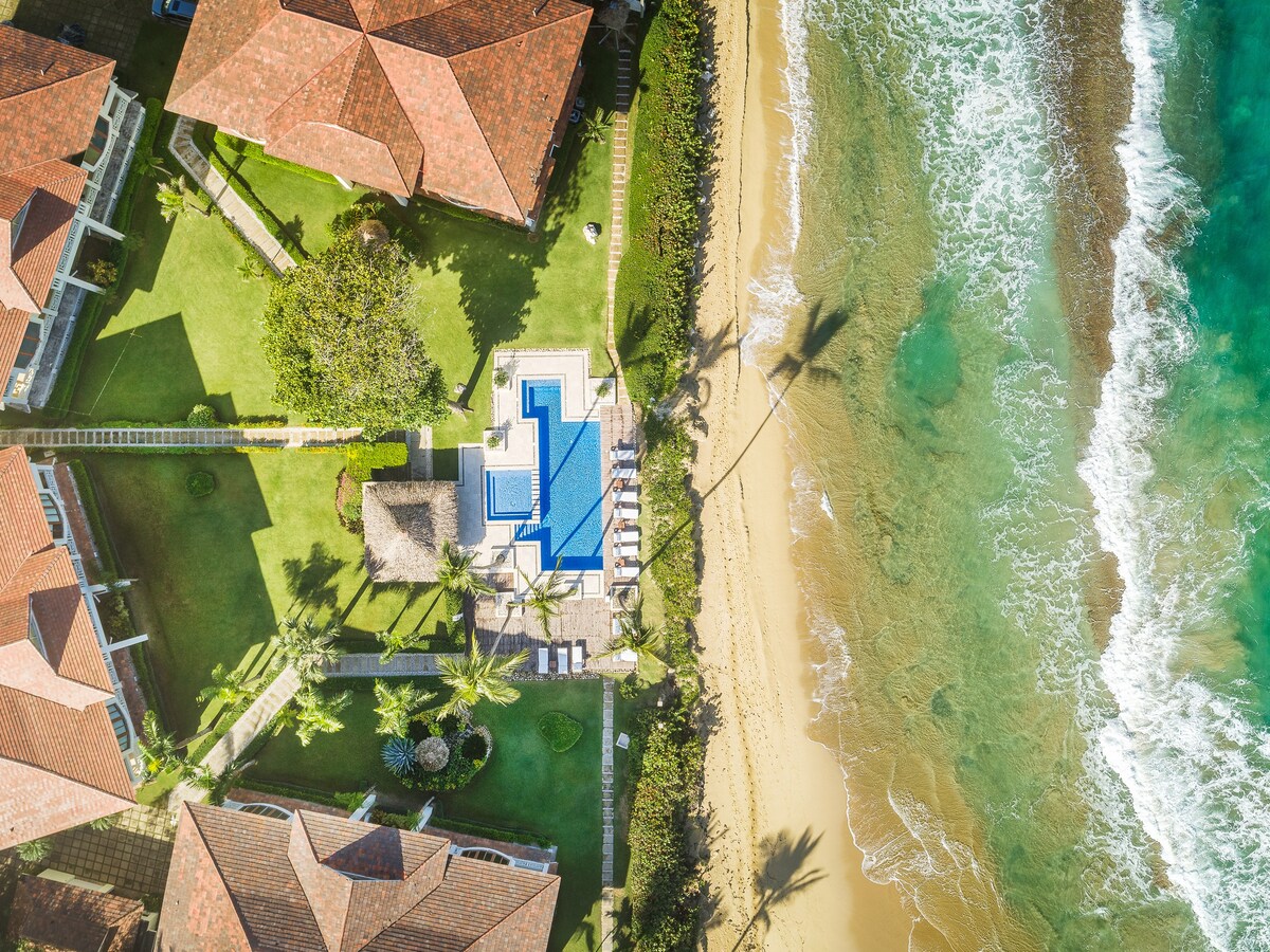 Luxurious Oceanfront Kite Beach Condo - King Bed