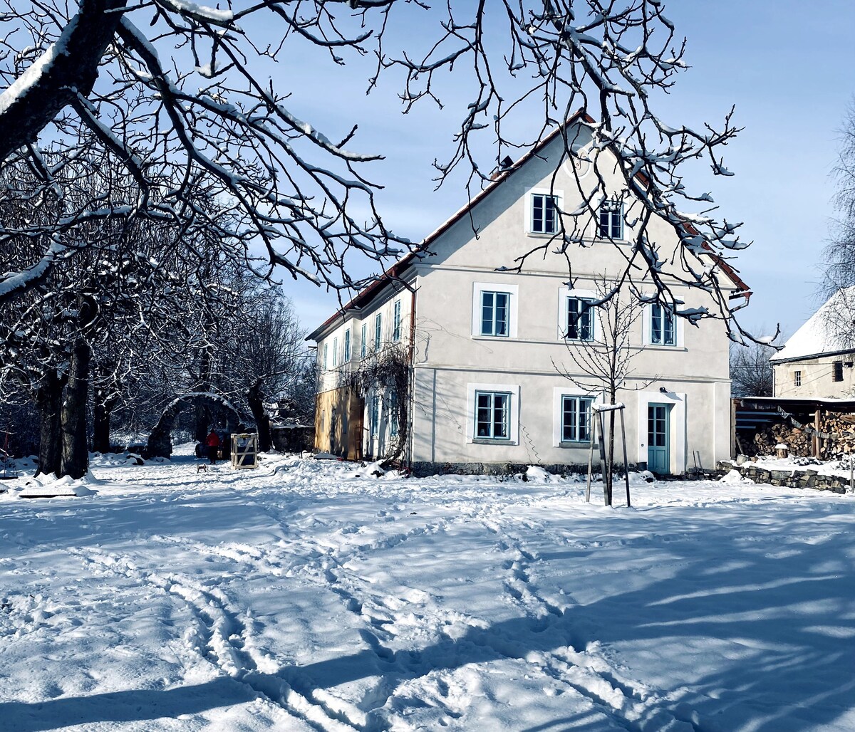 位于波希米亚高地（ Central Bohemian Upland ）的时尚农舍，带花园