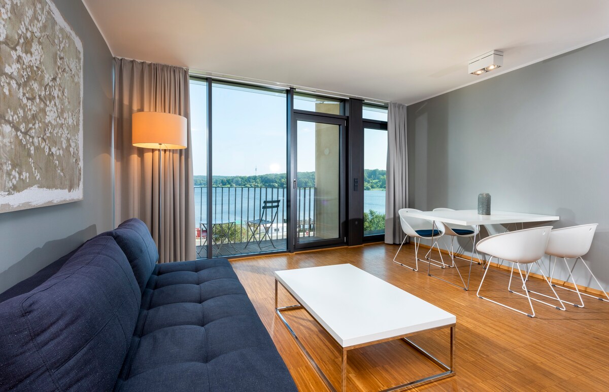 Design Apartment mit Seeblick