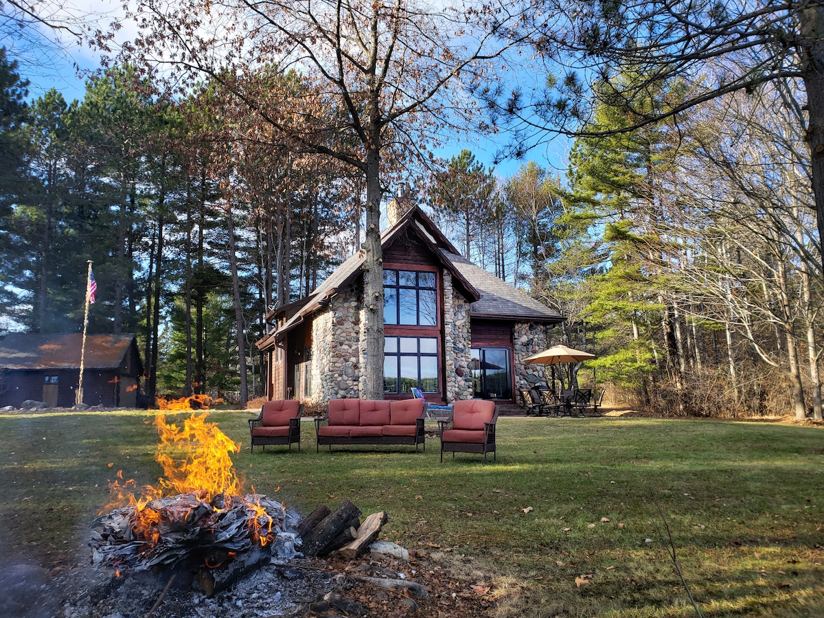 完美的Northwoods Lakehouse度假胜地