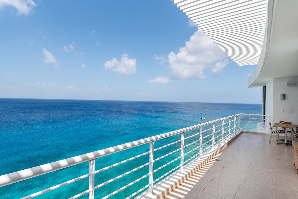 Unique spectacular oceanfront penthouse 360 views.