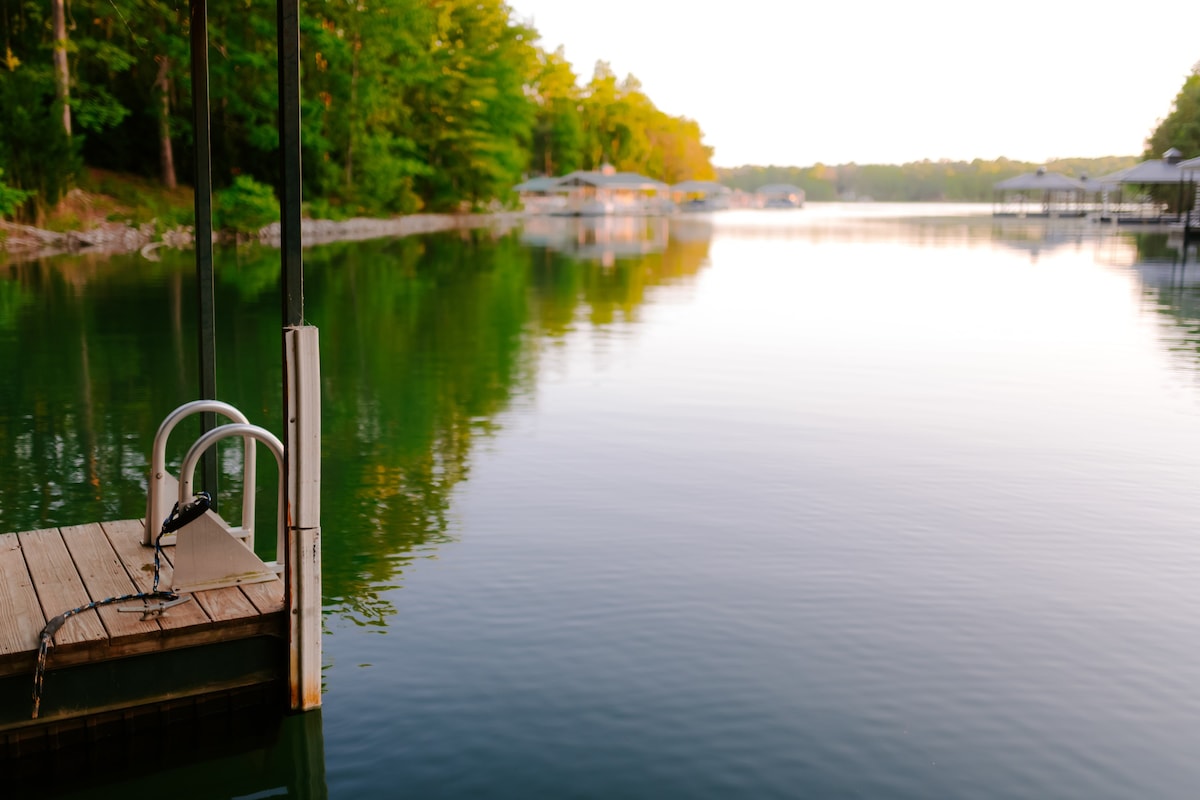 Keowee Lakefront有码头、独木舟、皮划艇等等！