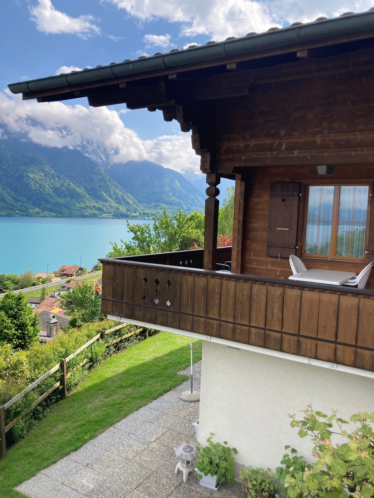 Alpenperle度假木屋，欣赏布里恩茨湖的美景