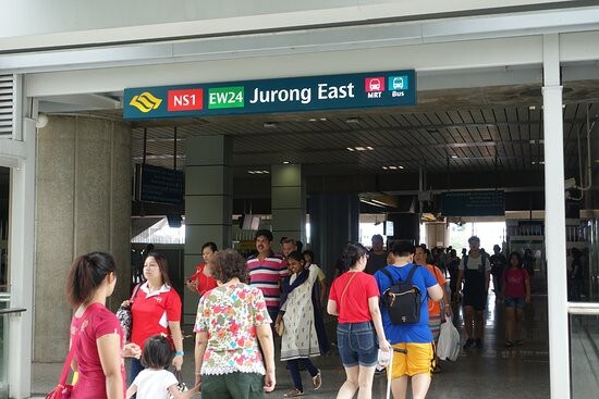 距离Jurong East地铁站500米， 3间卧室
