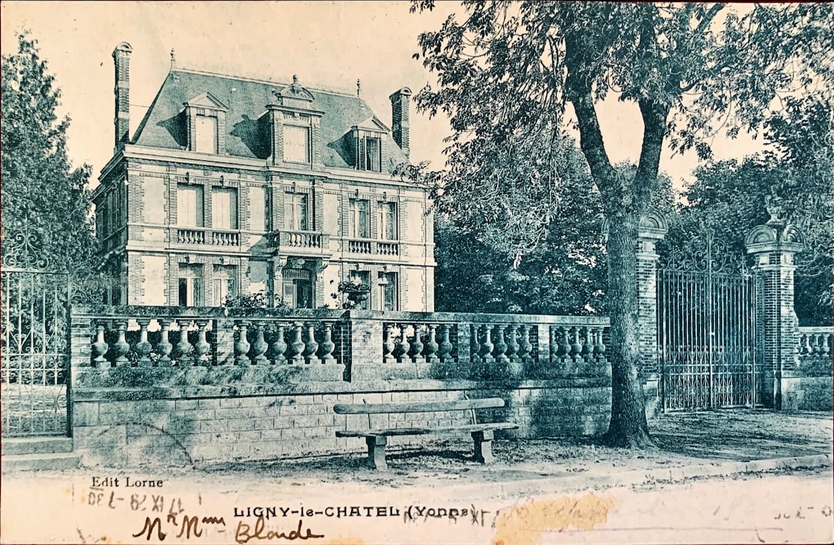 Chateau near Chablis with Pool-Blue Room