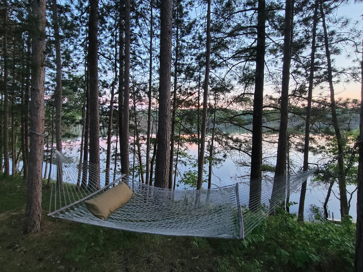 巴恩斯僻静的湖畔小屋，占地38英亩