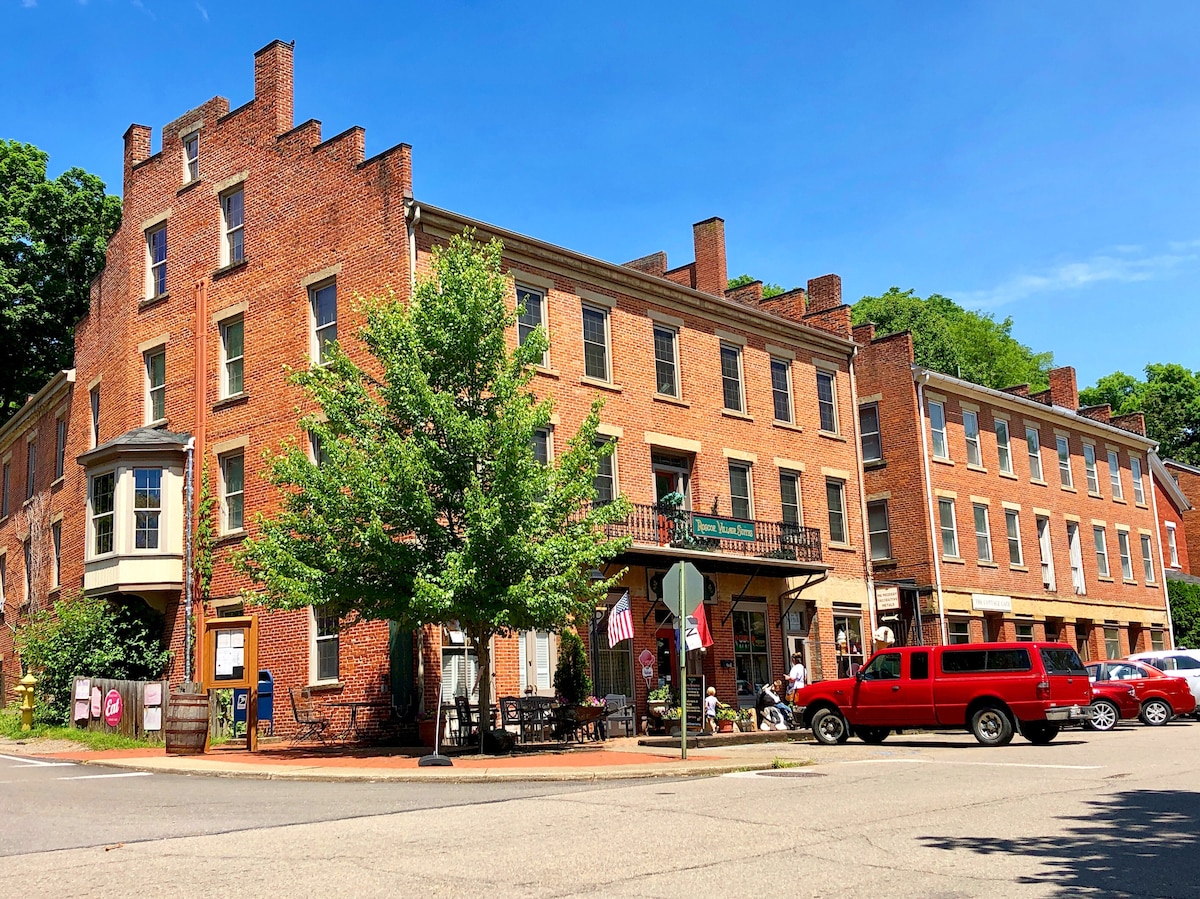 Pearl 's Place ，位于历史悠久的罗斯科村（ Roscoe Village ）中心