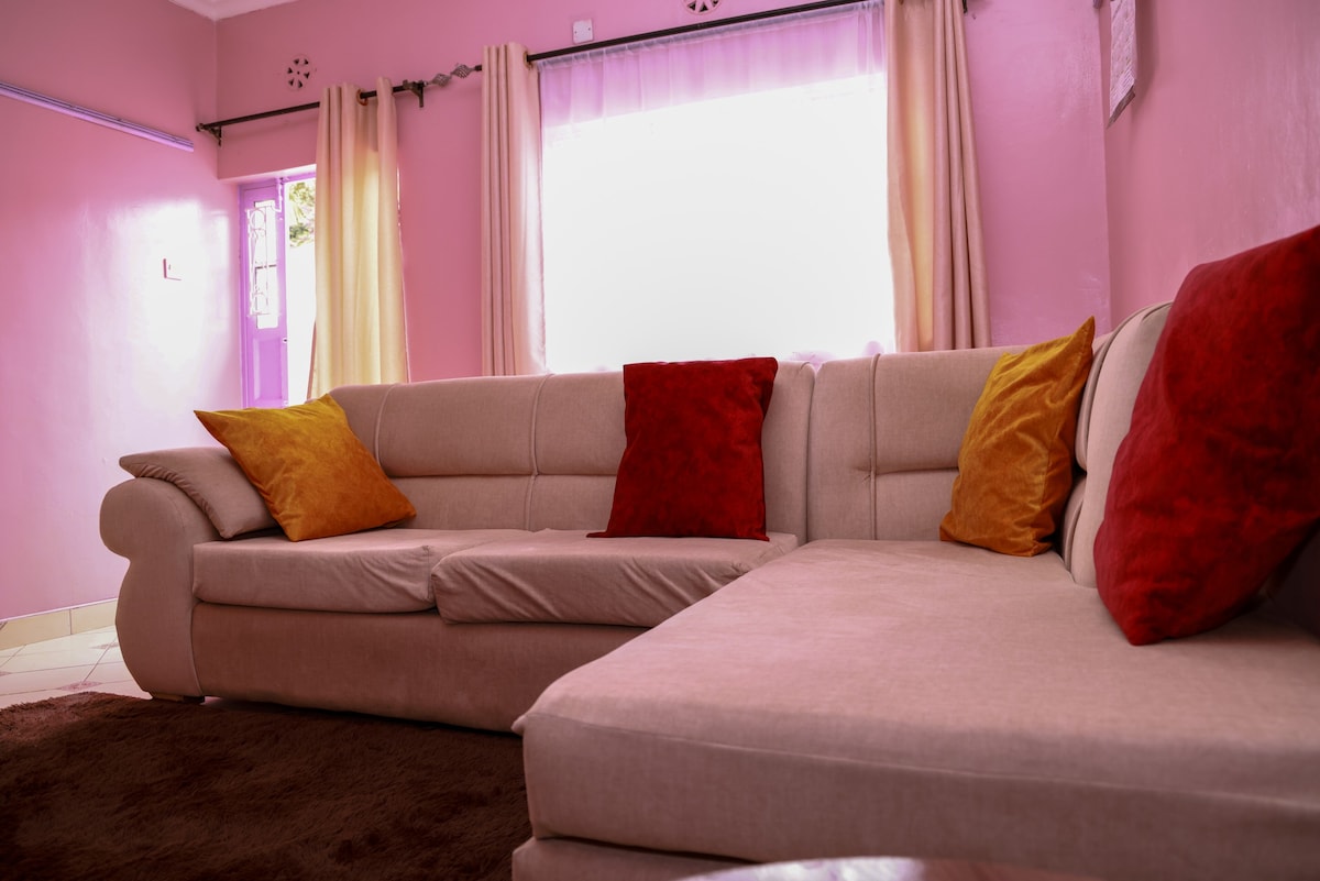 The Pink house - 3 Bedroom Bungalow (All En-suite)