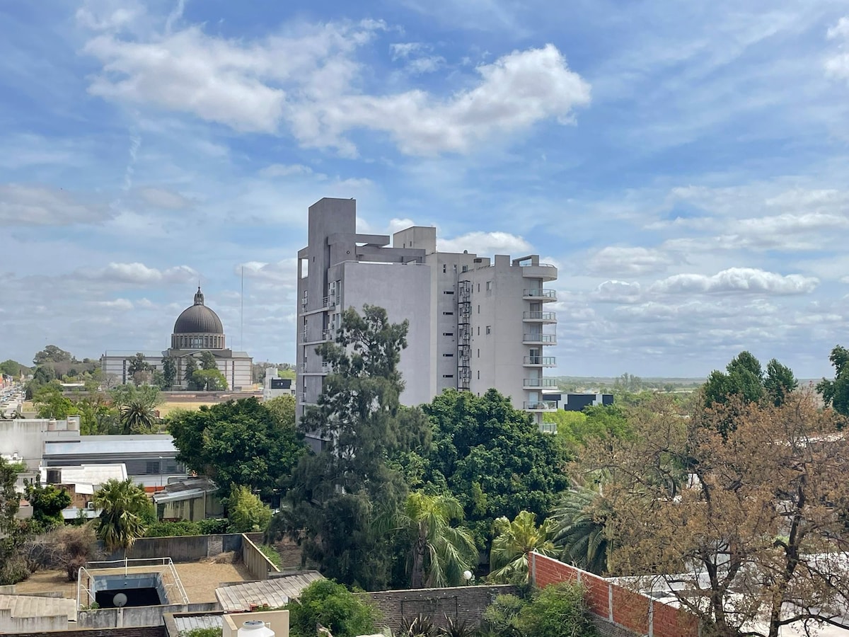 Monoambiente lumininoso en el centro con balcón