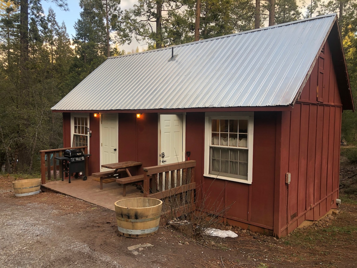 Twain Harte的Camp Earnest Two Hearts Cabin