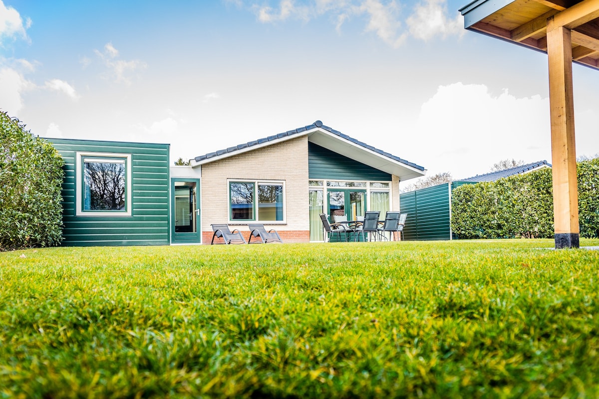 Vakantiehuis met privétuin en veranda bij het bos