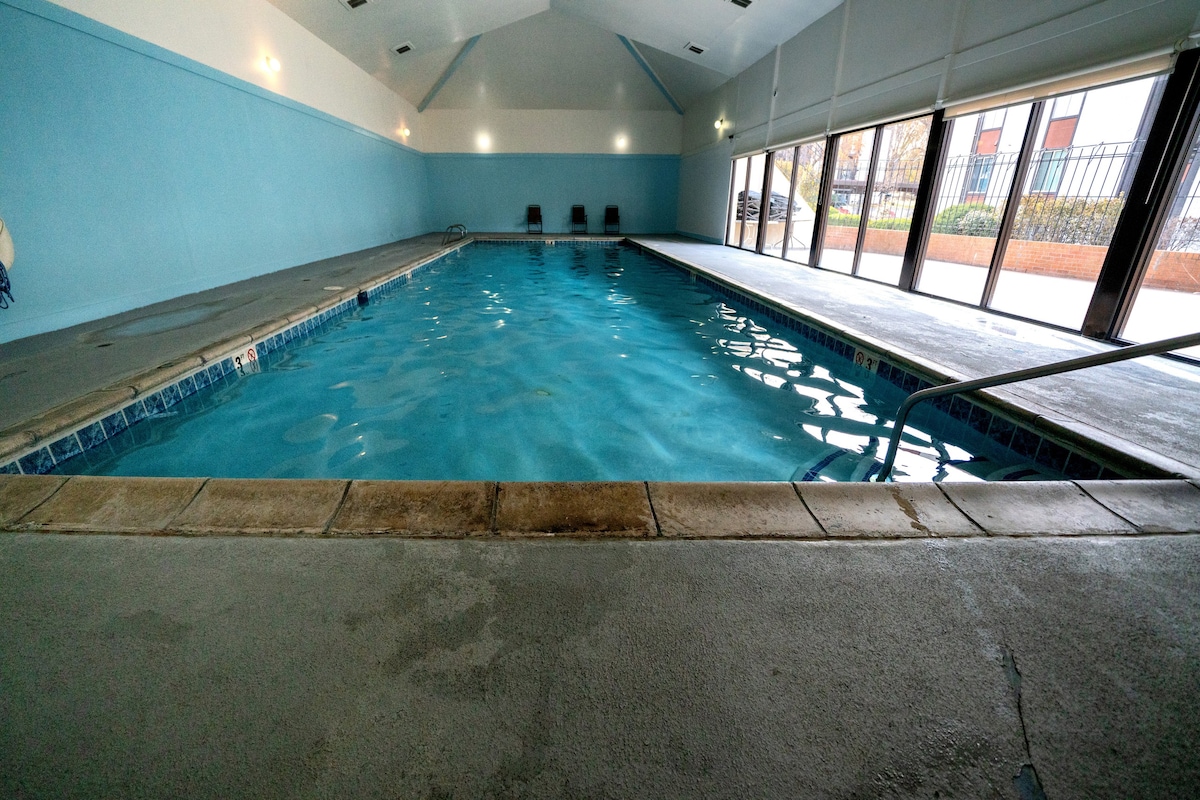 装修精美的公寓泳池、热水浴缸、锻炼！