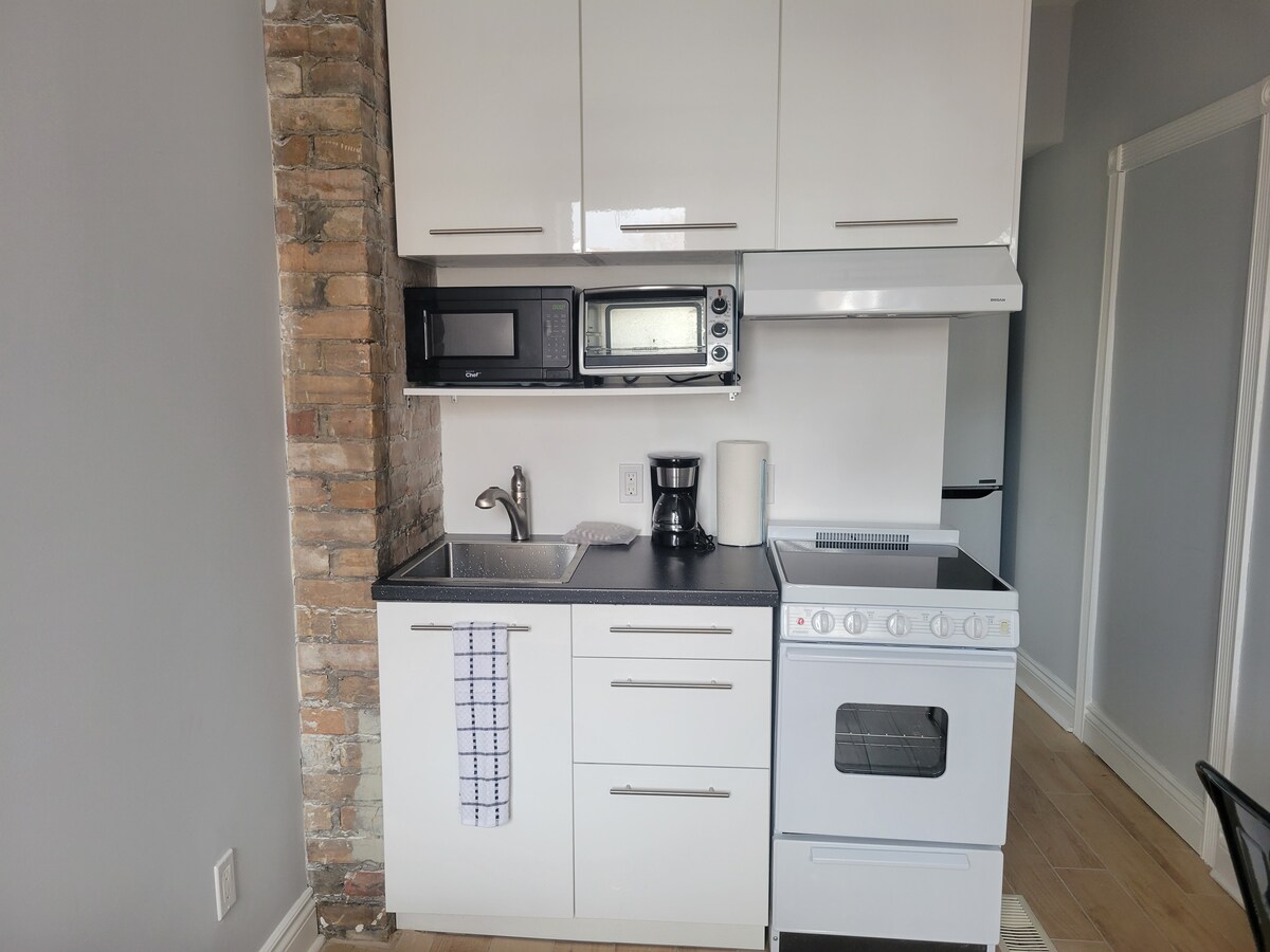 Downtown New by Subway 1BDR, Deck, Laundry/Parking