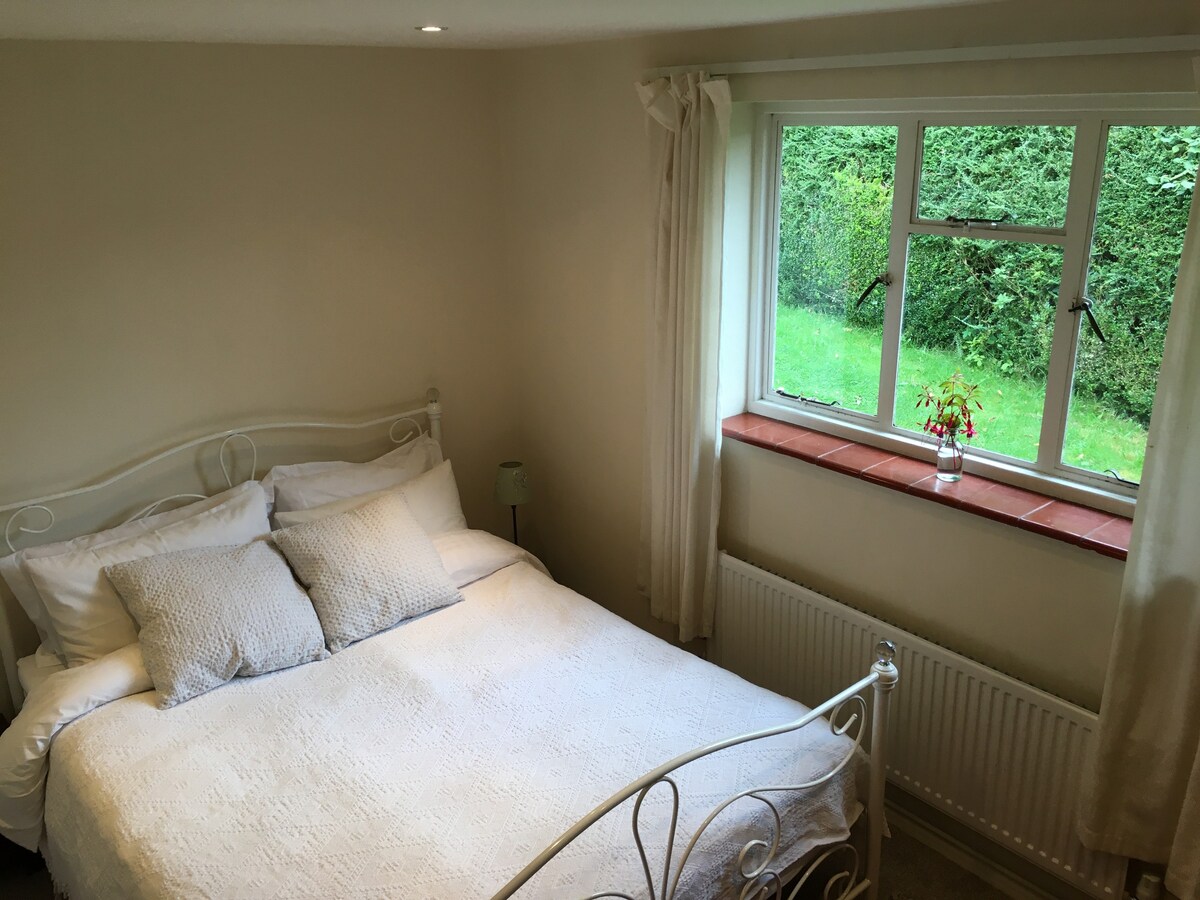 Nice room in cottage near Downs. Dog friendly.