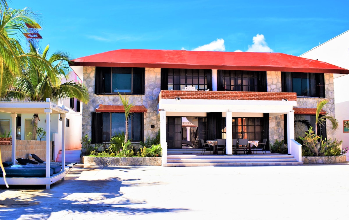 CASA LEÓN Amazing Beach Front House