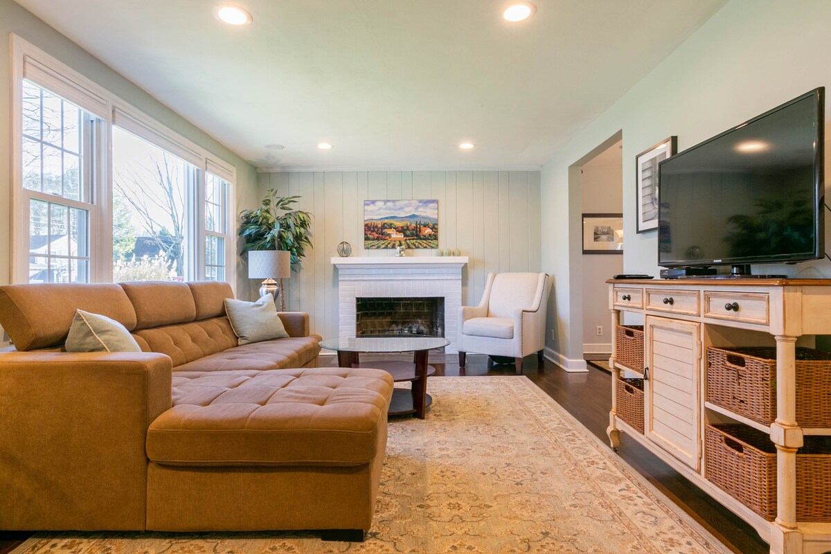 Peaceful Suburban Colonial w/New Kitchen.