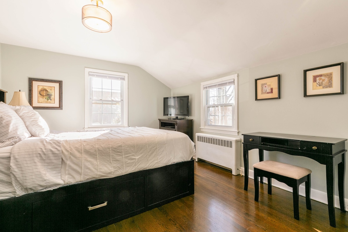 Peaceful Suburban Colonial w/New Kitchen.