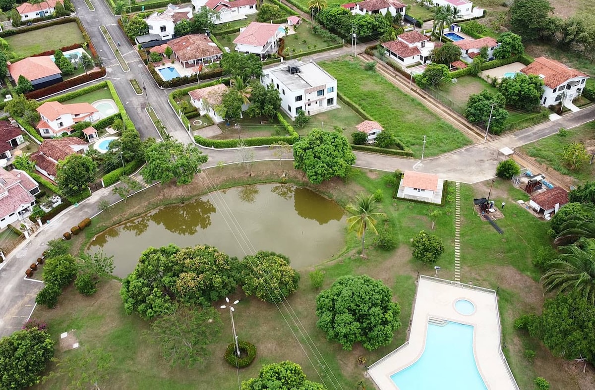 Bella Casa para descanso en Condominio - Melgar.