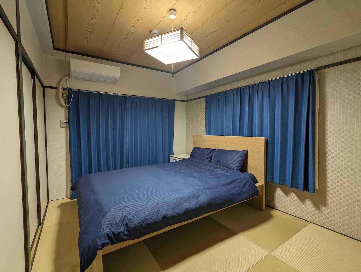 这是一个日式房间。靠近三宫和元町站，是一家方便的旅馆，非常适合在神户观光和商务差旅。　