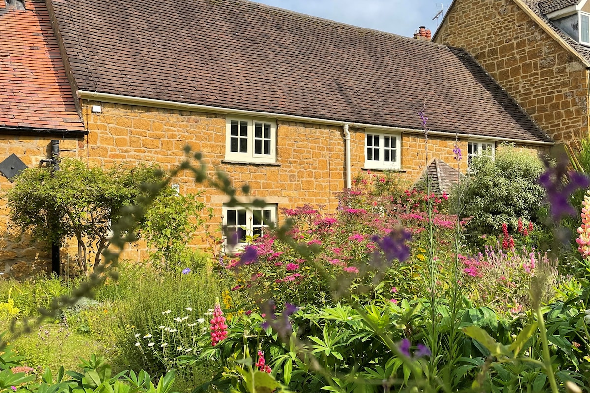 带燃木炉和烧烤设施的Cotswolds Cottage