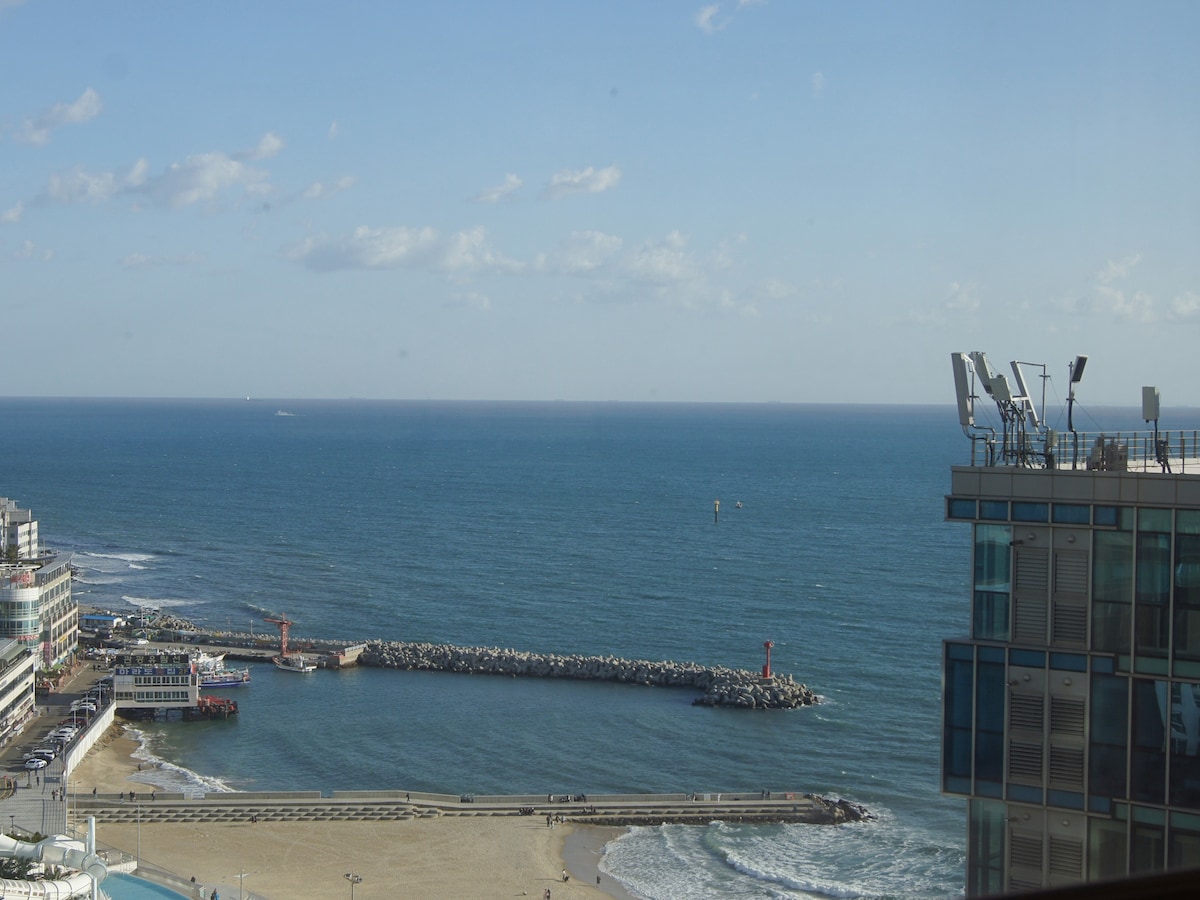 • • • Sole • # Netflix # Haeundae Panorama Ocean Beach View #在海滩前#与老年朋友有三间客房#