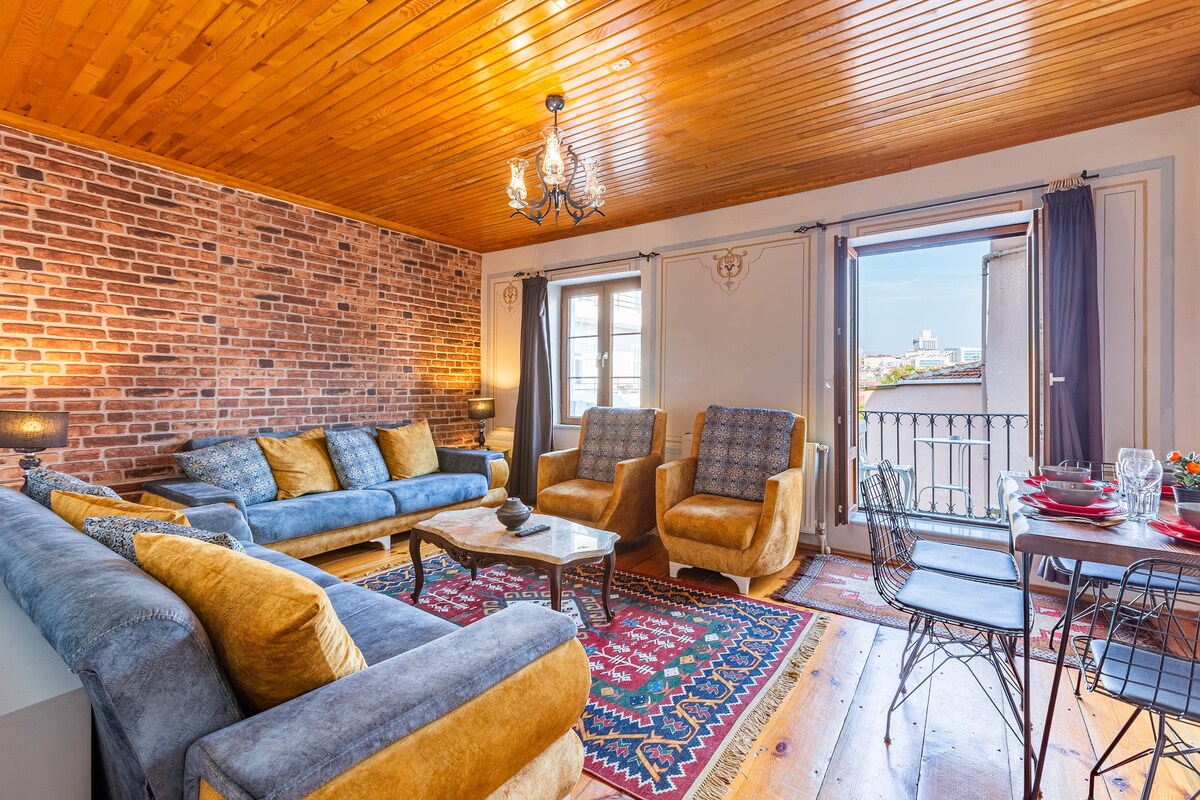 1+1 Flat W/Balcony.Sea view,near metro ,Galata Twr