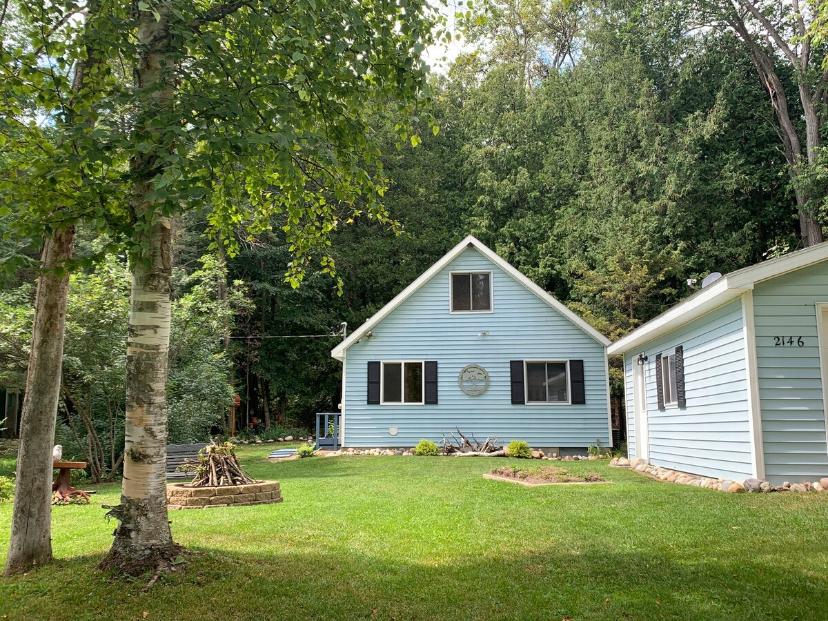 Creek-side cabin for a getaway in the woods