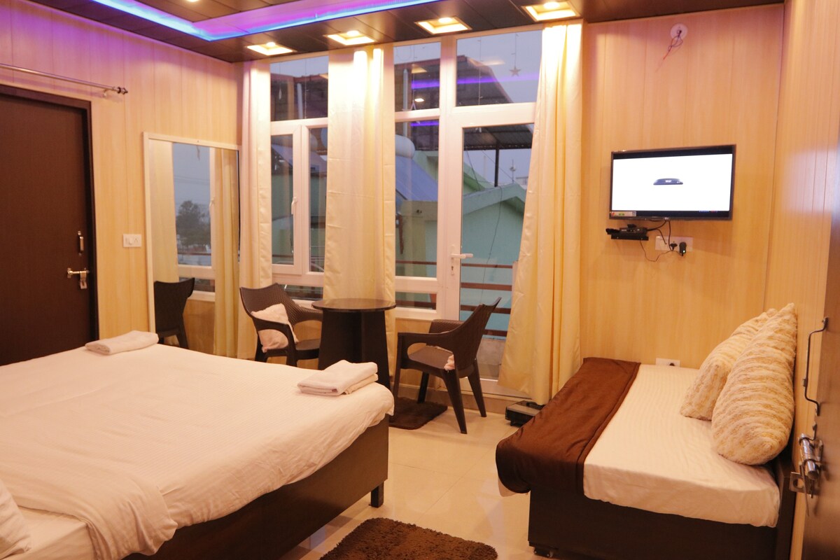 LB: Spacious private room in Vasant Vihar