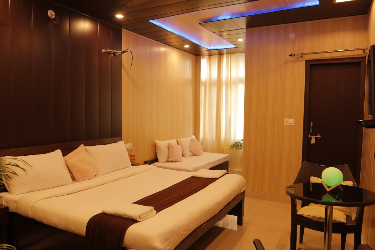 LB: Private, budget room in Vasant Vihar