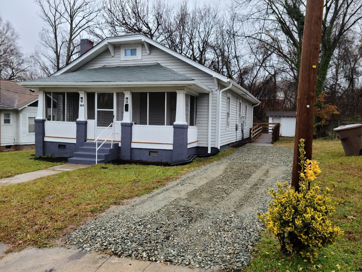 Next to Downtown Greensboro 3 bedr 2 bath Bungalow