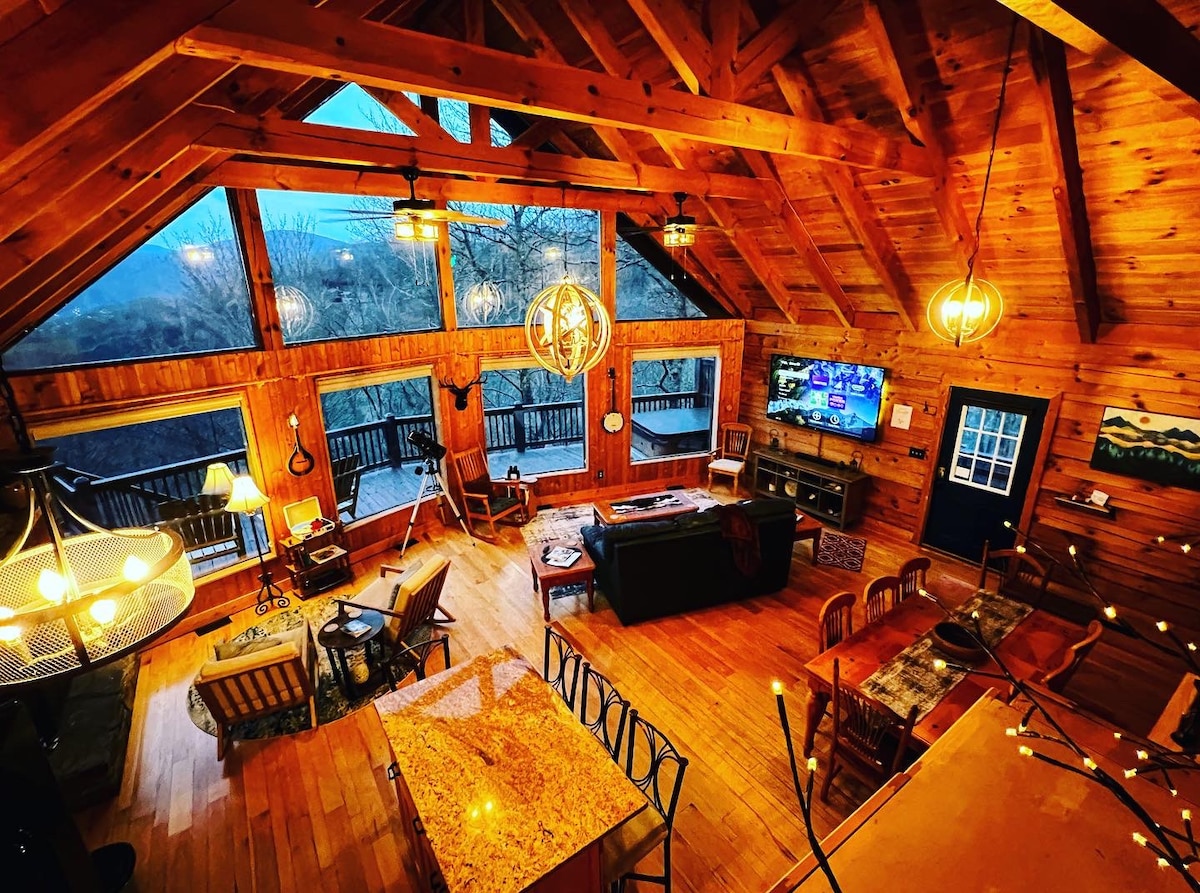 Smoky Sunrise Chalet Ski Lodge ，价格为5000英尺，带热水浴缸