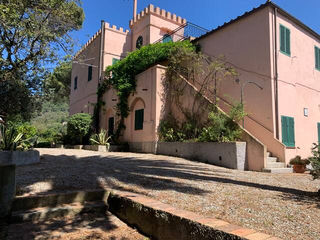 阿祖罗港 (Porto Azzurro)的民宿