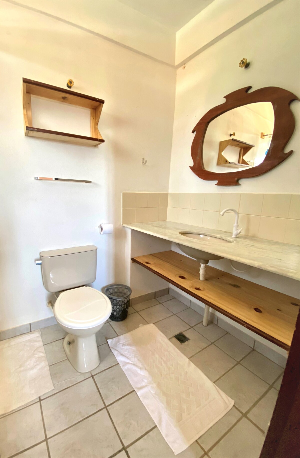 Quarto espaçoso com banheiro privativo