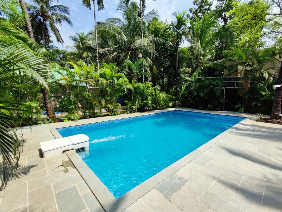 Luxury 2BHK with large Pvt Pool - 2 mins to beach