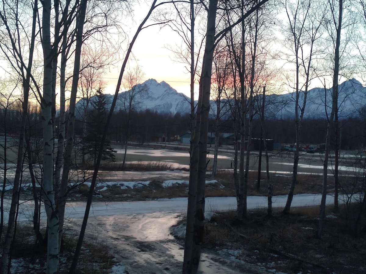 Abby的主卧套房一楼可欣赏山景