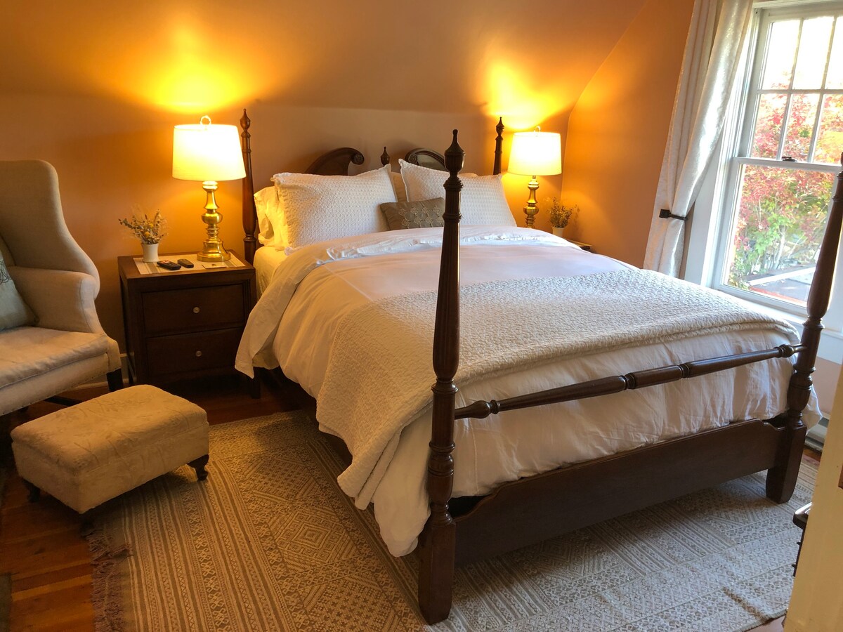 The Black Bear Inn: Gold Rush Room